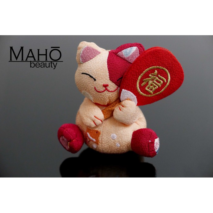 Cute Japanese kimono Chirimen crepe mascot Maneki Neko: Cat with fan