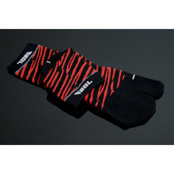 Cool Japanese style Sport Tabi socks: red/black 24-26cm